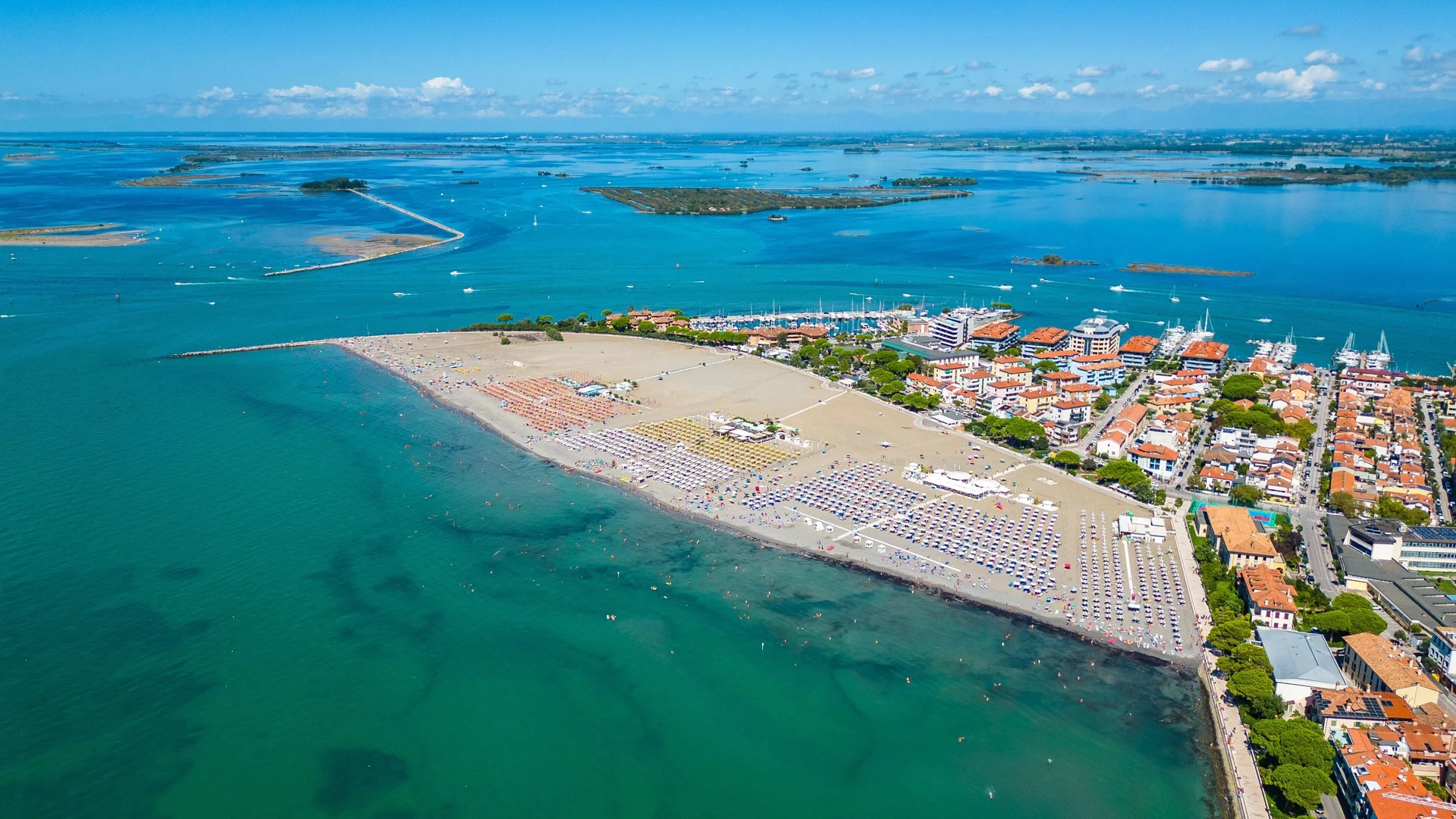 La spiaggia dell'Isola del Sole a Grado, rivolta a sud e attrezzata
