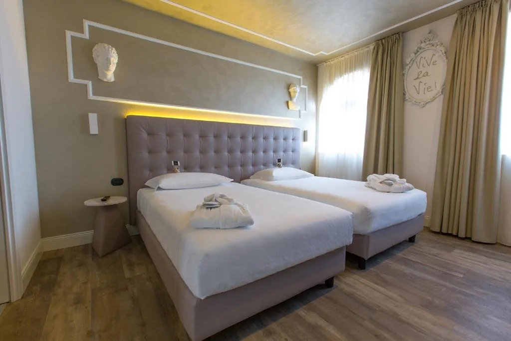 Grande Suite con Vista Lago — Hotel Al Campanile – Luxury Suites & Apartments