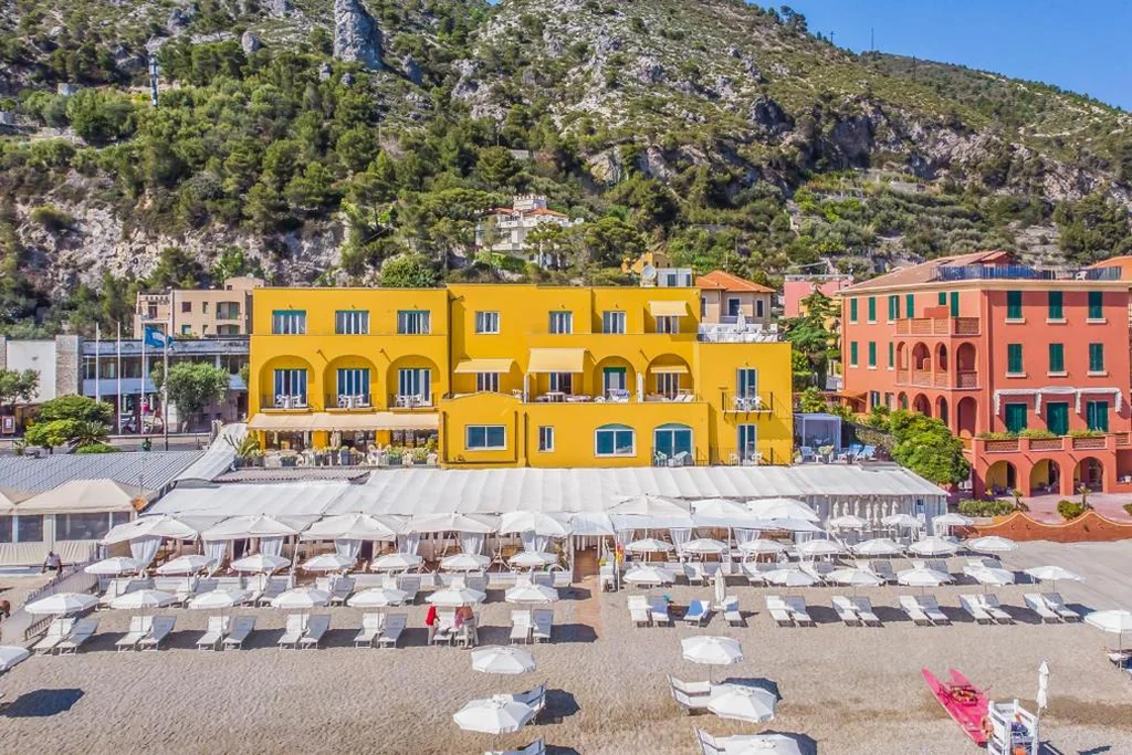 Hotel Albatros sul lungomare di Varigotti, con camere vista mare