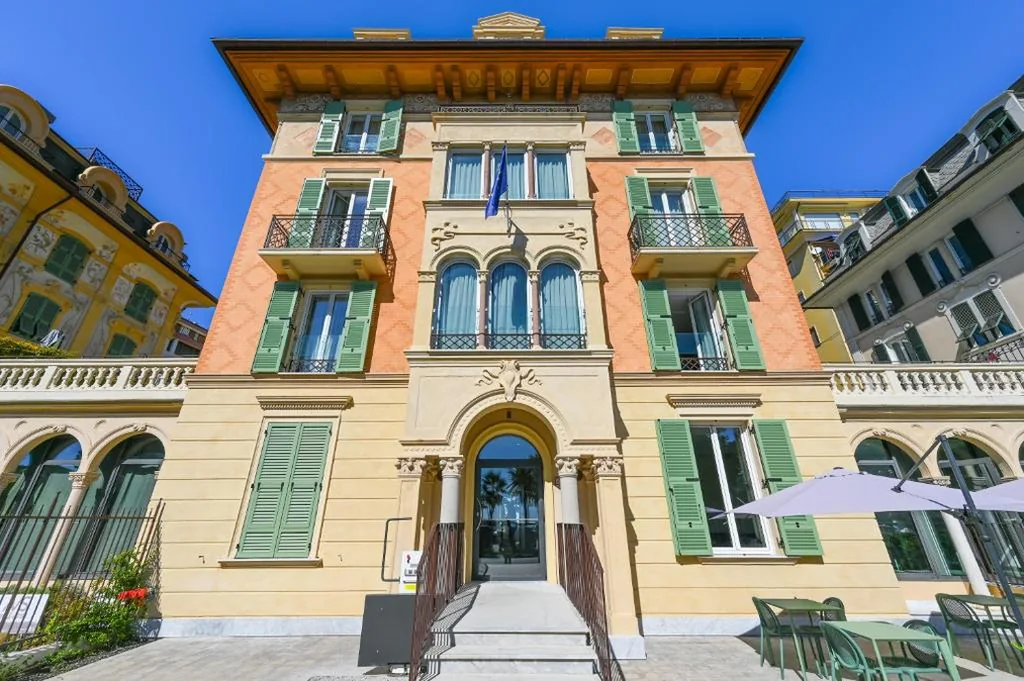 Hotel Astoria a Rapallo, villa liberty all'inizio della passeggiata