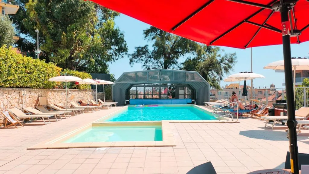 Hotel Bello by Ostello Bello a Finale Ligure, con piscina riscaldata