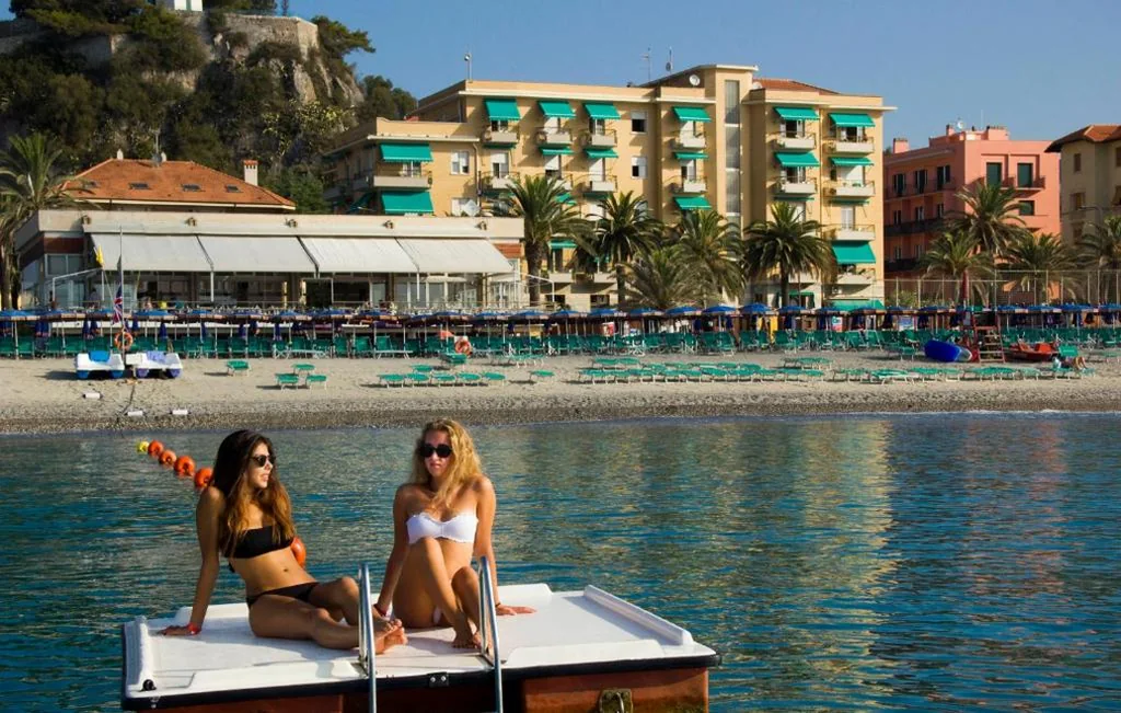 Hotel Boncardo fronte spiaggia a Finale Ligure