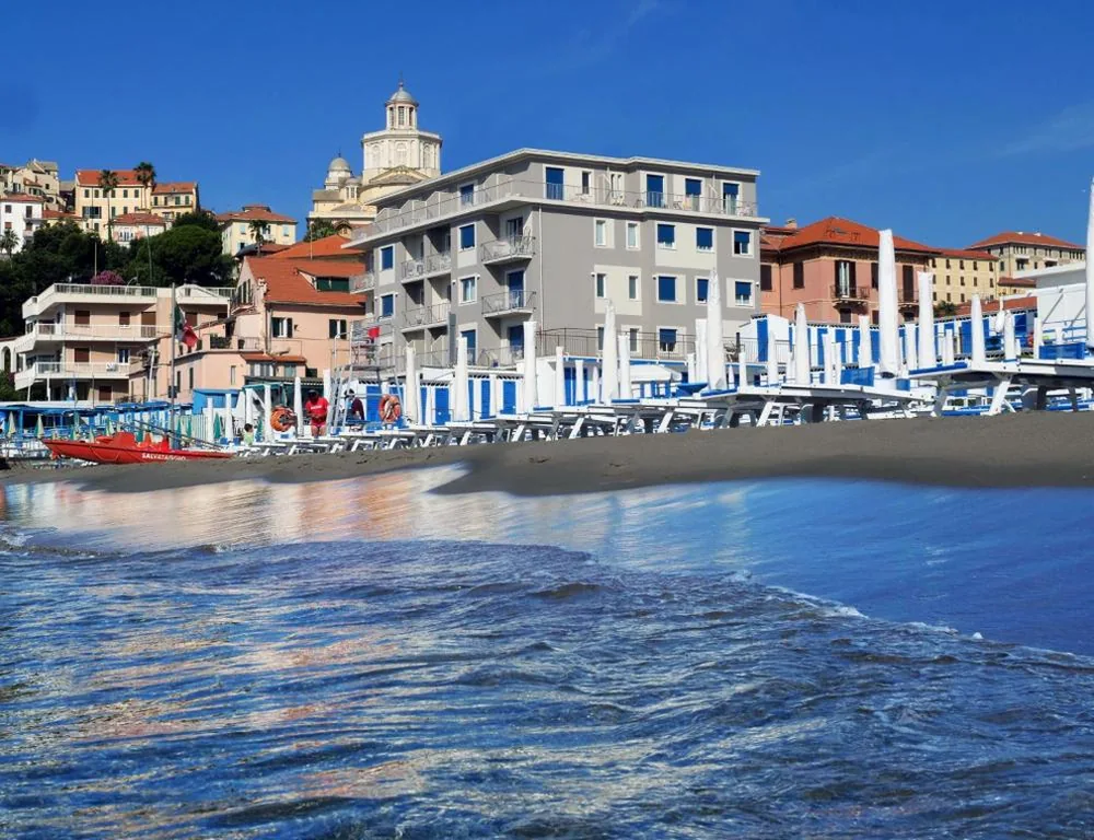 Hotel Croce di Malta a Borgo Marina, fronte spiaggia a Imperia