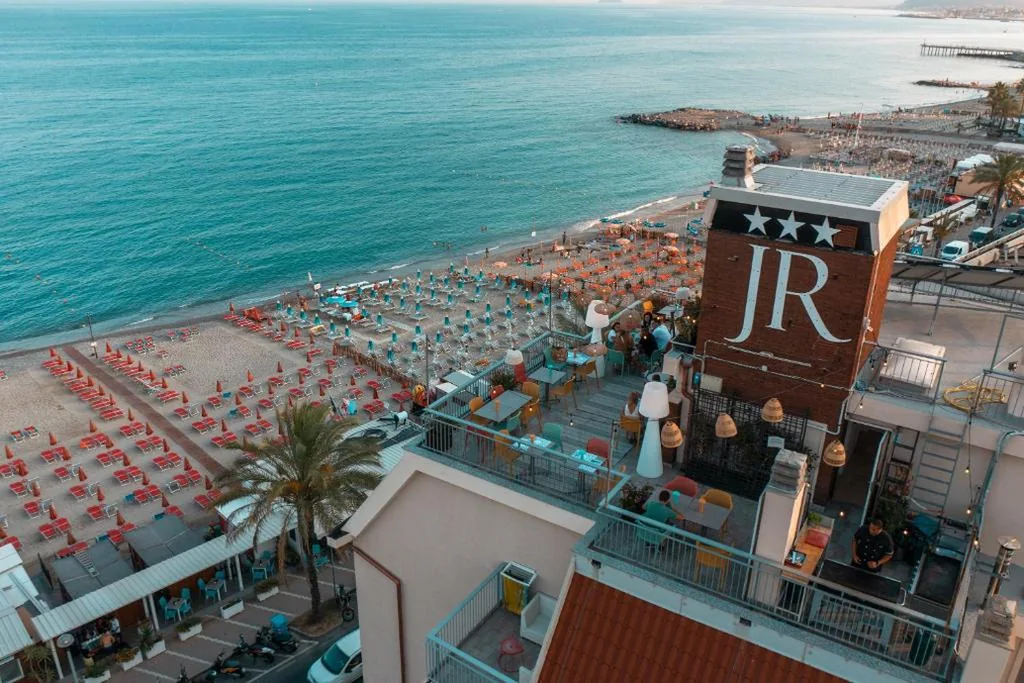 Hotel Jolly Roger sul lungomare di Pietra Ligure, con accesso alla spiaggia
