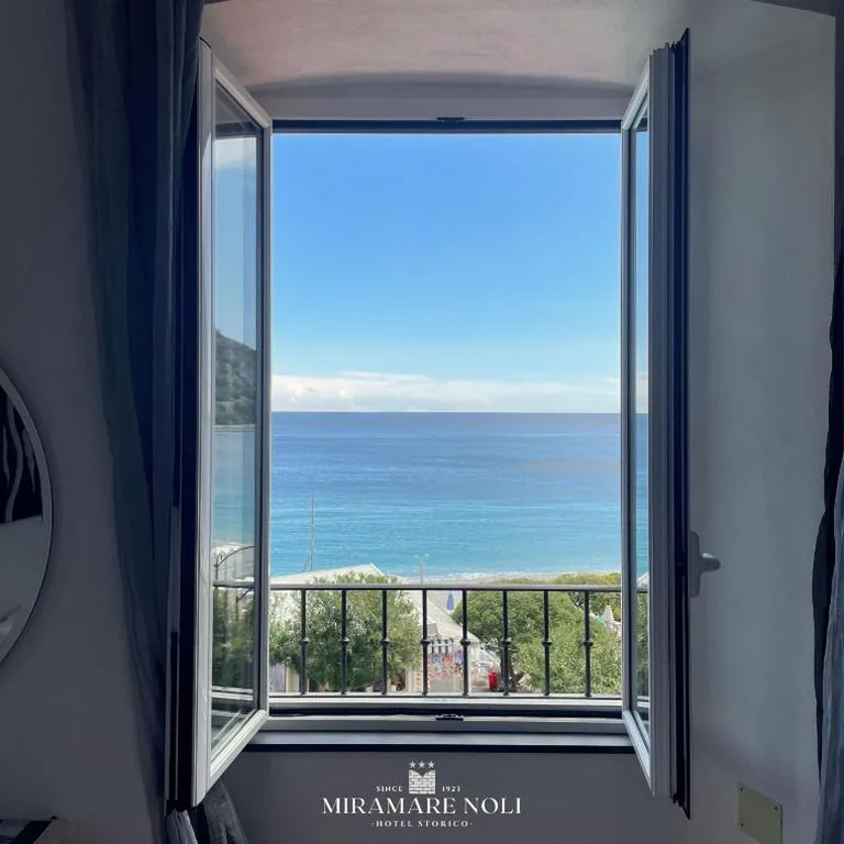 Hotel Miramare nel centro storico di Noli, a pochi passi dal mare