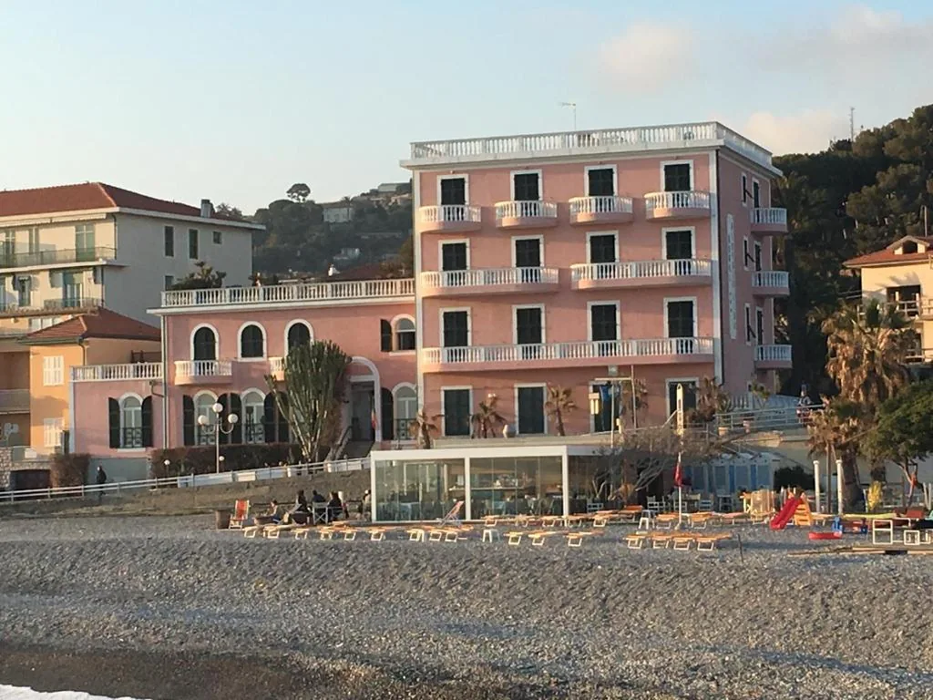 Hotel Piccolo Lido sul Lungomare Argentina di Bordighera, fronte spiaggia