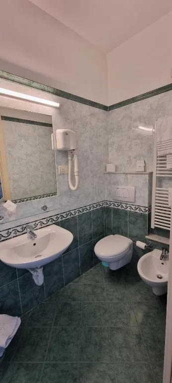 Hotel Riviera 3 Stelle con piscina estiva gratuita e garage a pagamento — foto 3