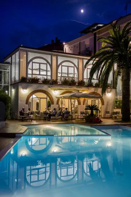 Hotel Riviera 3 Stelle con piscina estiva gratuita e garage a pagamento — foto 4