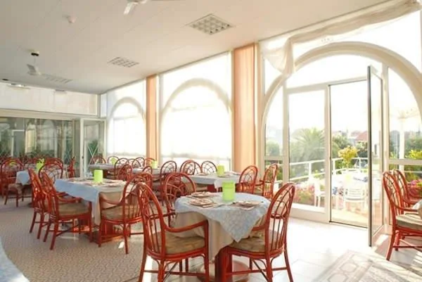 Hotel Riviera 3 Stelle con piscina estiva gratuita e garage a pagamento — foto 5