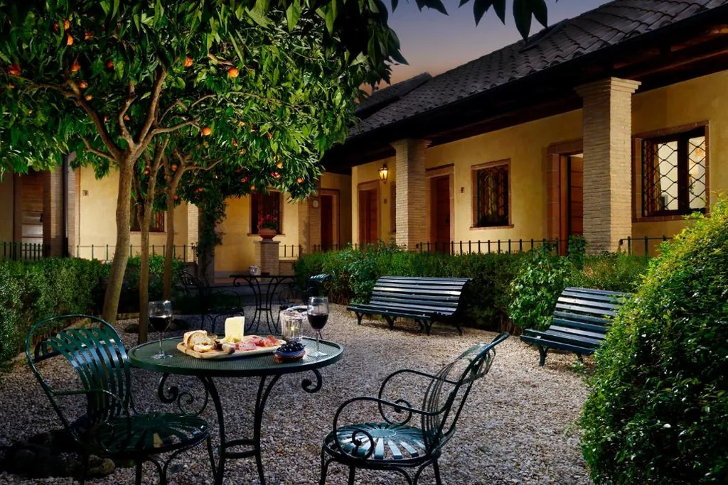 Hotel Santa Maria, albergo con chiostro nel cuore di Trastevere a Roma