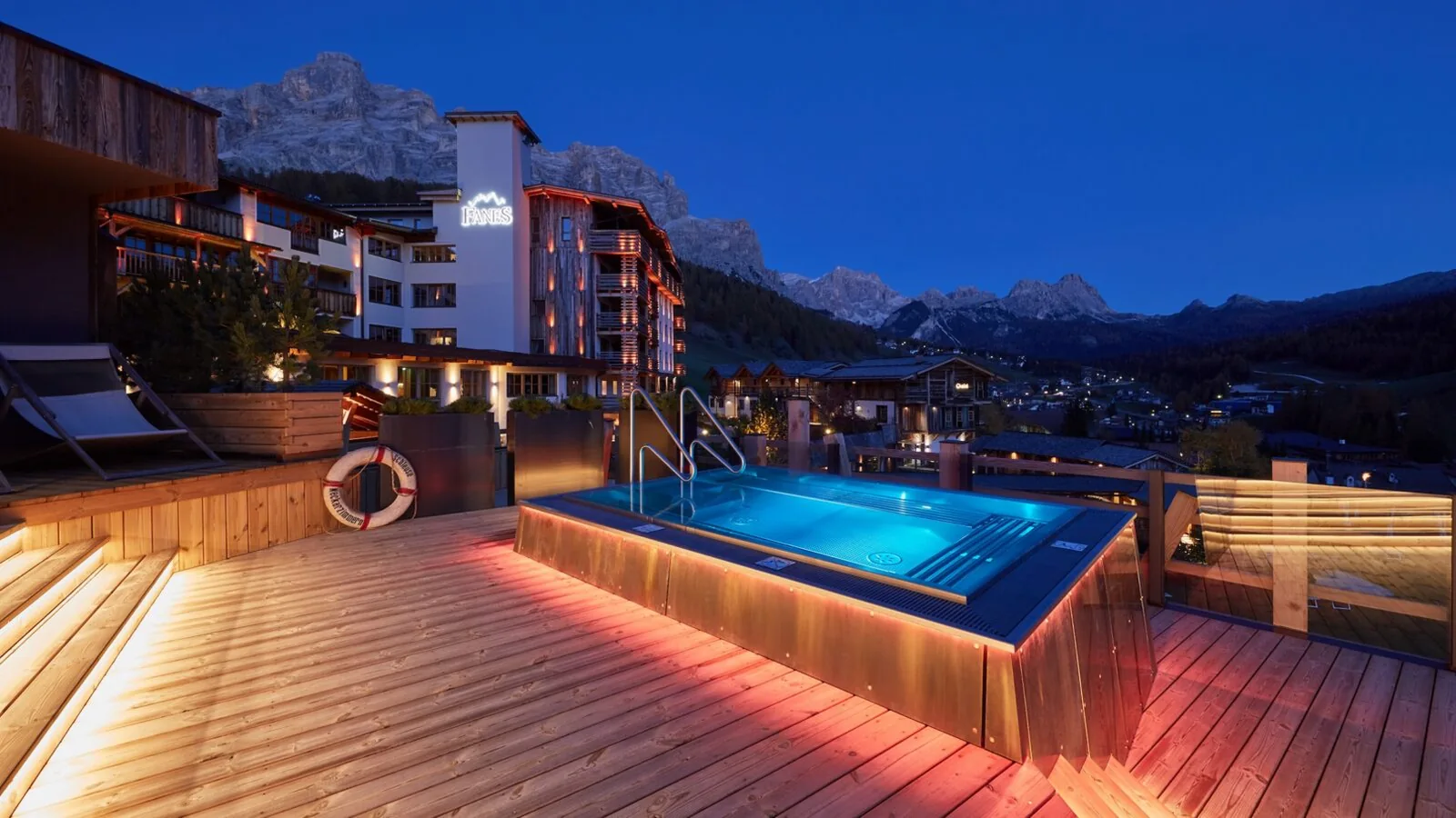 Un hotel sulle piste delle Dolomiti al tramonto