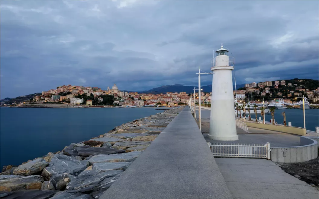 Il borgo del Parasio a Porto Maurizio con la basilica di San Maurizio e il mare