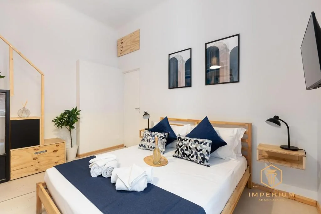 Imperium Vittorio Central Guesthouse – 4 BDR, City Center, 100mt to train station, pvt bathrooms, A-C — foto 4