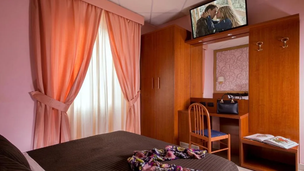 IN Roma Vale&Hillary colosseo b&b — foto 5
