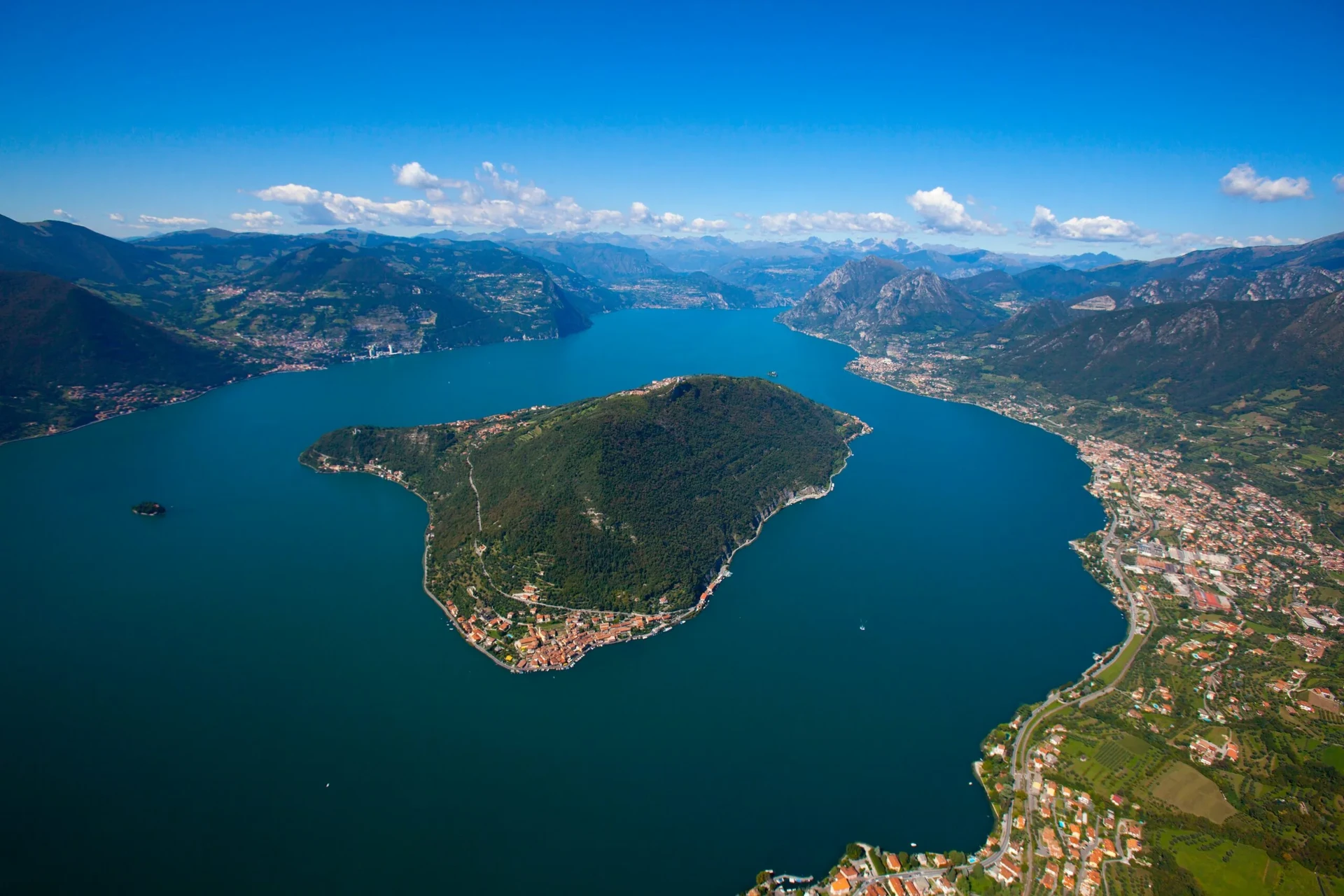 Il lungolago di Iseo con Monte Isola sullo sfondo