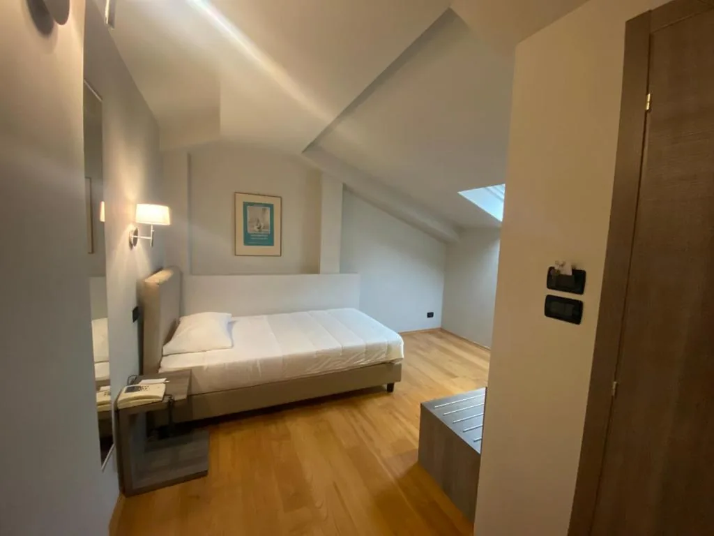 Jet Hotel