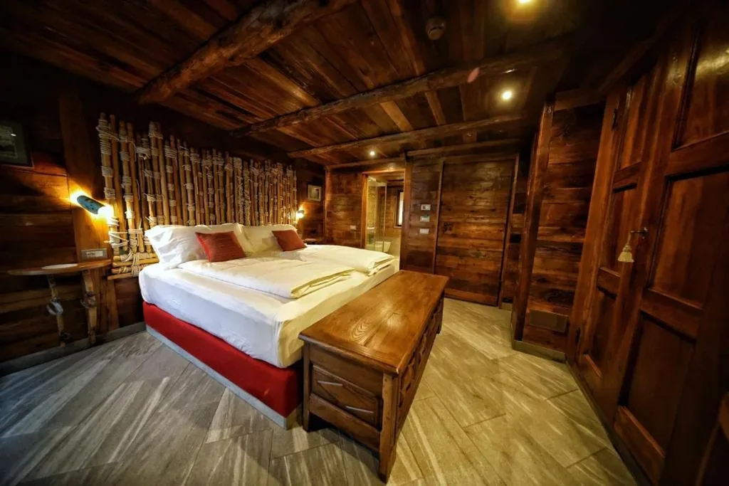 Junior Suite with Balcony — Café Quinson Relais de Charme
