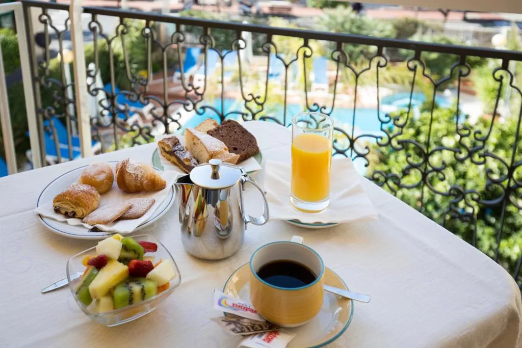 Junior Suite con Balcone e Vista Piscina — Hotel Torino Wellness & Spa