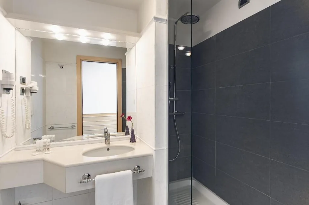 Junior Suite with Balcony — Occidental Aran Park