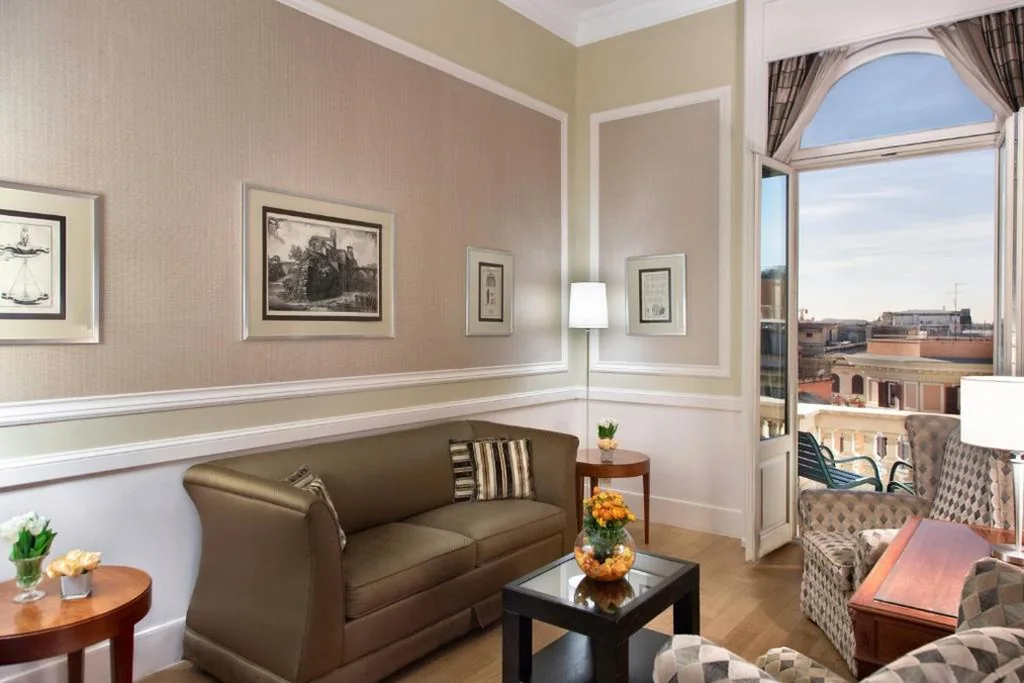 Junior Suite con Divano-Letto e 1 Camera con 1 Letto King-Size - Piano Alto — Rome Marriott Grand Hotel Flora