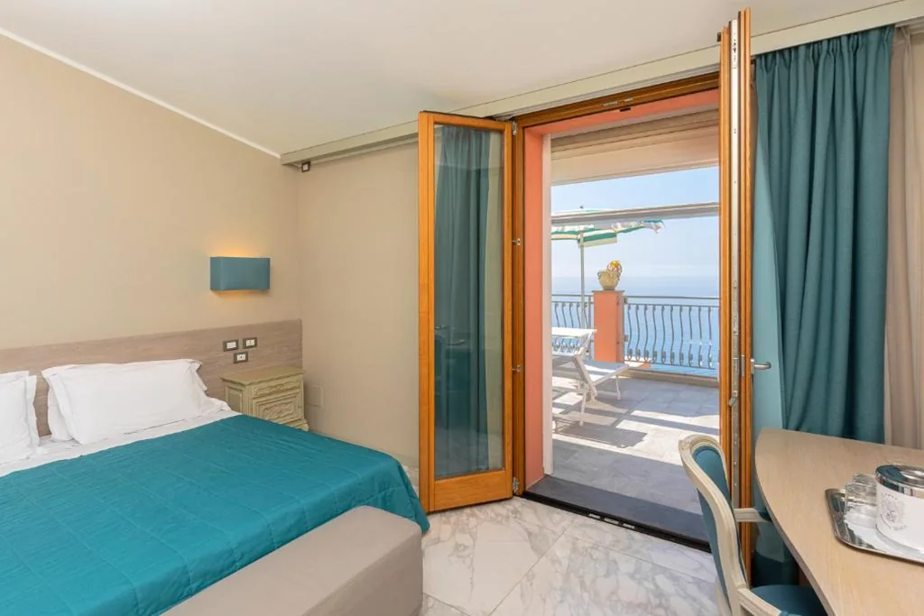 Junior Suite con Terrazza e Vista Mare — Hotel Porto Roca