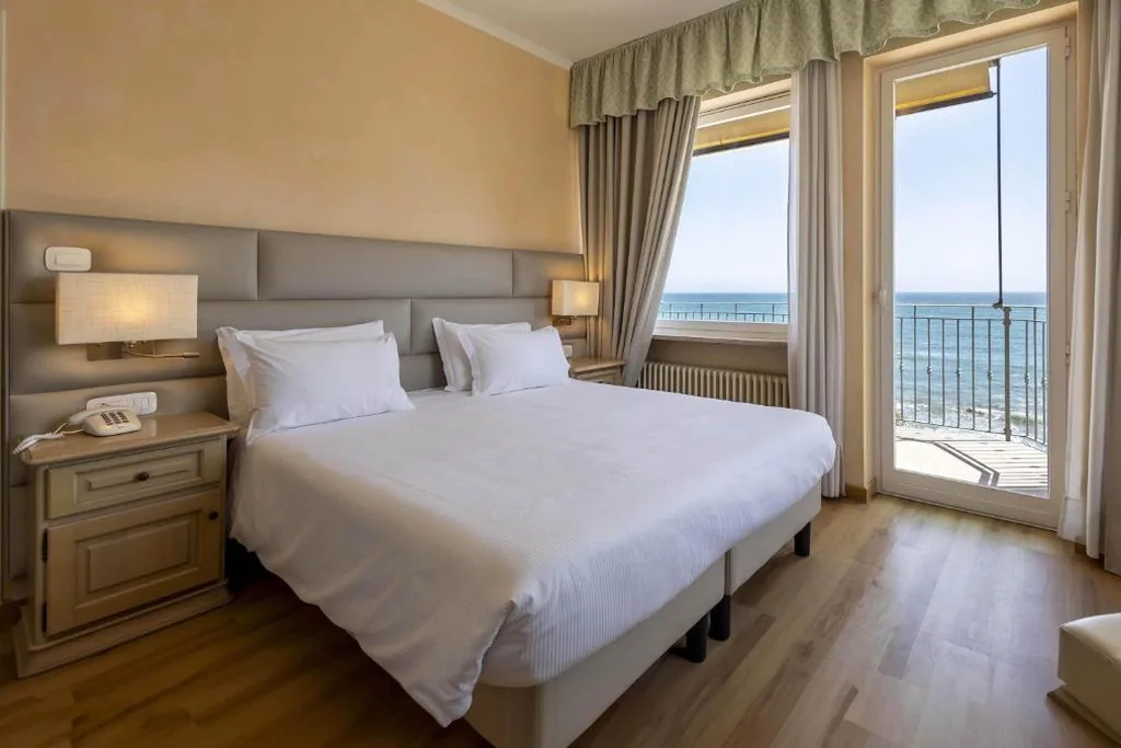 Junior Suite con Terrazza e Vista Mare Laterale — B&B HOTEL Diano Marina Palace
