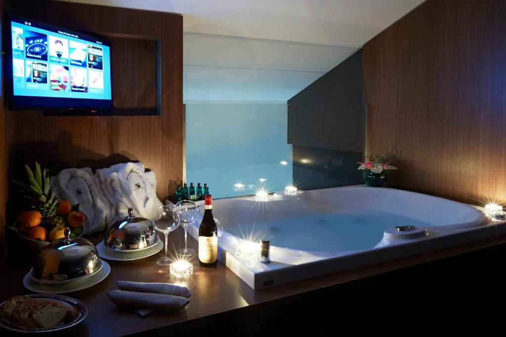 Junior Suite with Whirlpool Bathtub - Split Over 2 Levels — Hotel The Building