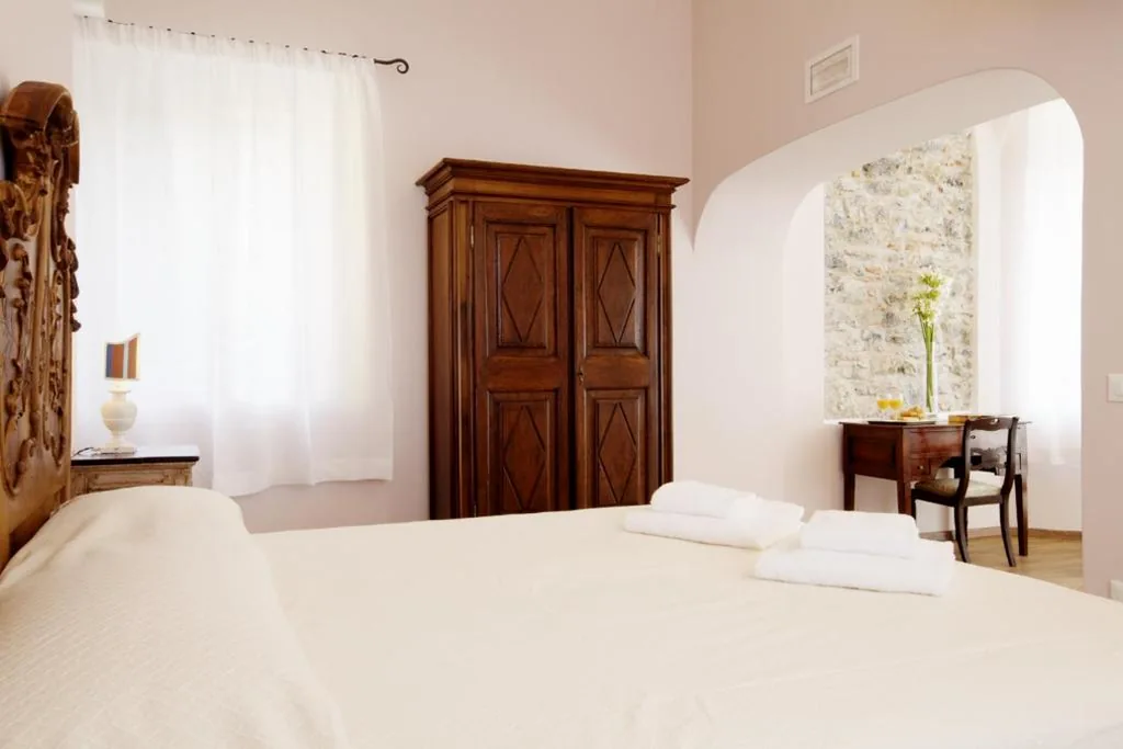 Junior Suite con Vista Giardino — La Madonetta – Dimora d’epoca –