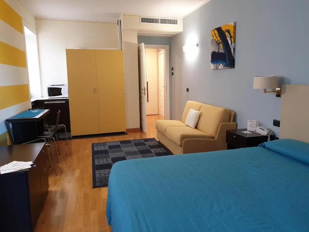 Junior Suite con Vista Lago Parziale — Hotel Residence La Luna Nel Porto