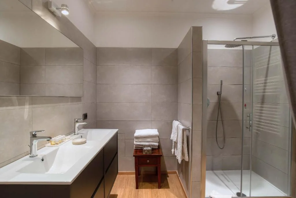 Junior Suite Deluxe — I TRE MOSCHETTIERI – D’ARTAGNAN Luxury Guest House
