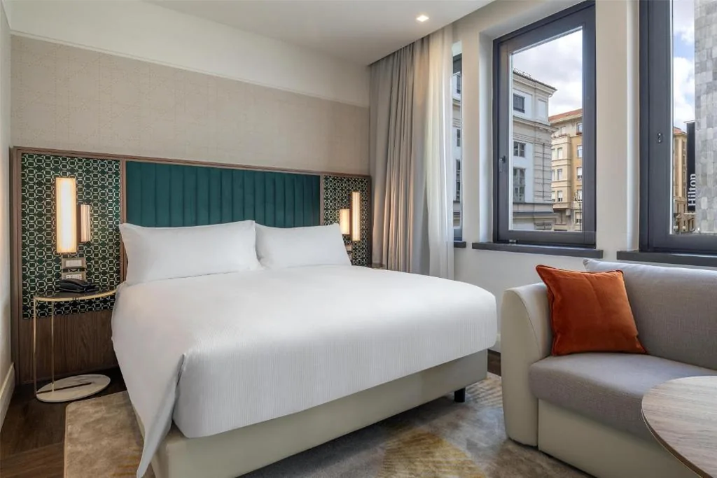 Junior Suite Deluxe King — Hilton Turin Centre
