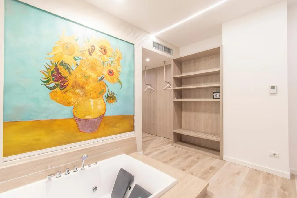 Junior Suite — Max Motel – Art Gallery Room