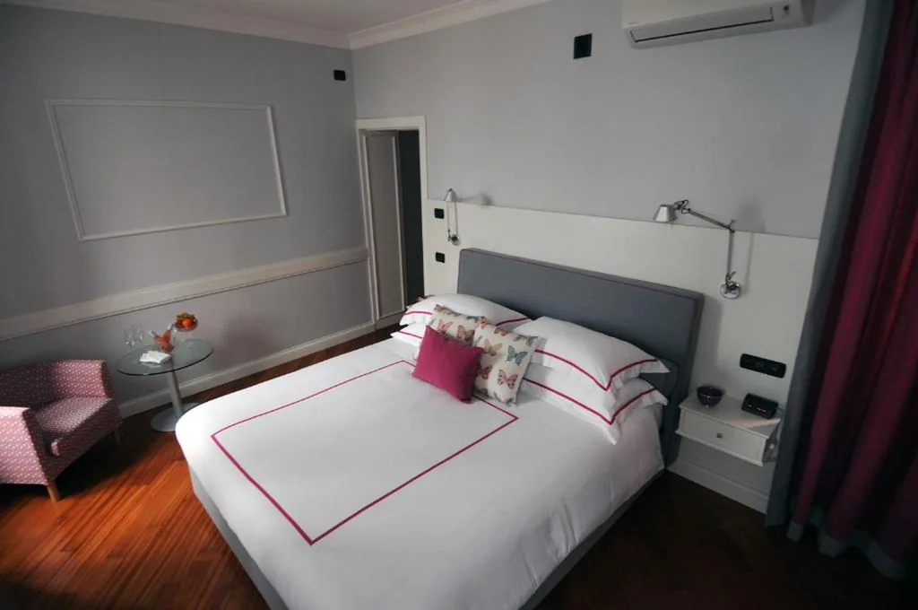 Junior Suite Red — Suite Fontana di Trevi