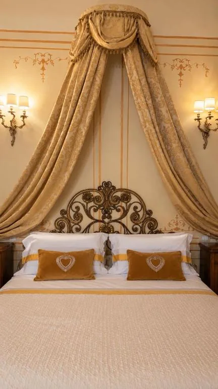 Vittoria Junior Suite — Palazzo Lari Sarzana – Historic Boutique Rooms