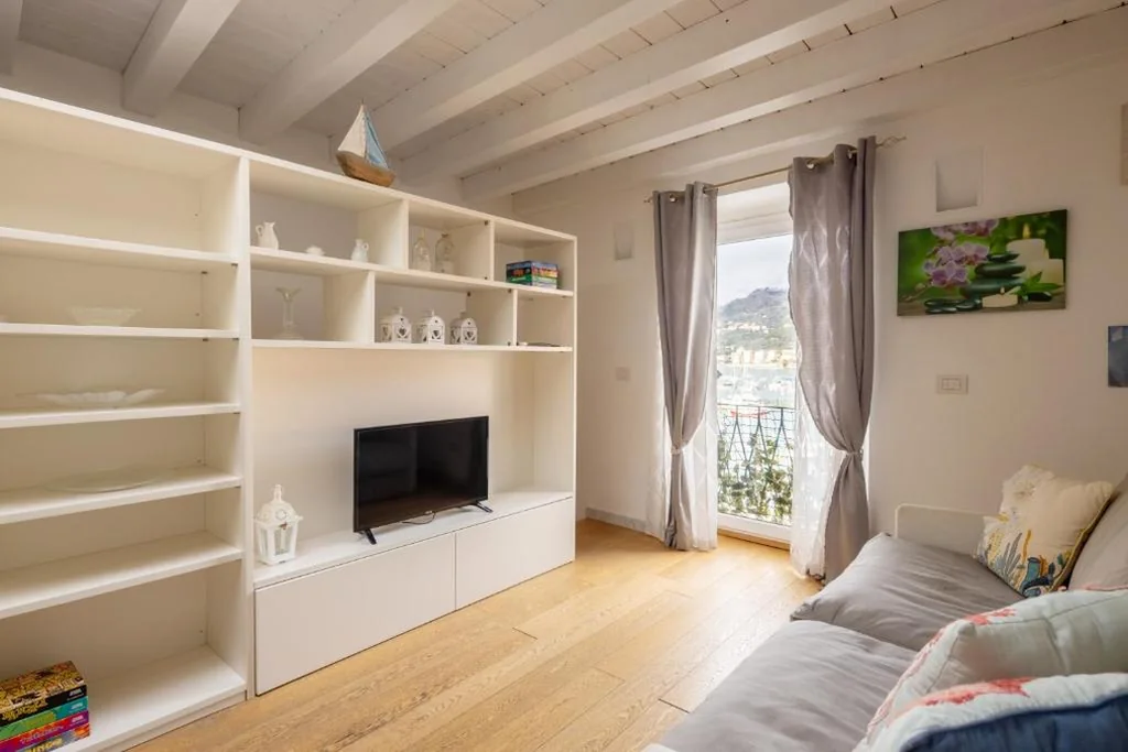 La Finestra sul Mare – Lerici Bright Sea view Apartment on Two floors in Lerici, 4 Guests