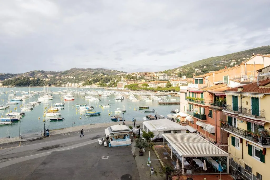 La Finestra sul Mare – Lerici Bright Sea view Apartment on Two floors in Lerici, 4 Guests — foto 6