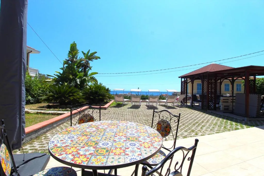 La Pace, il Sole, il Mare – Sanremo Casa Indipendente vista mare, posto auto privato, ampio spazio esterno attrezzato, a pochi minuti dalle spiagge