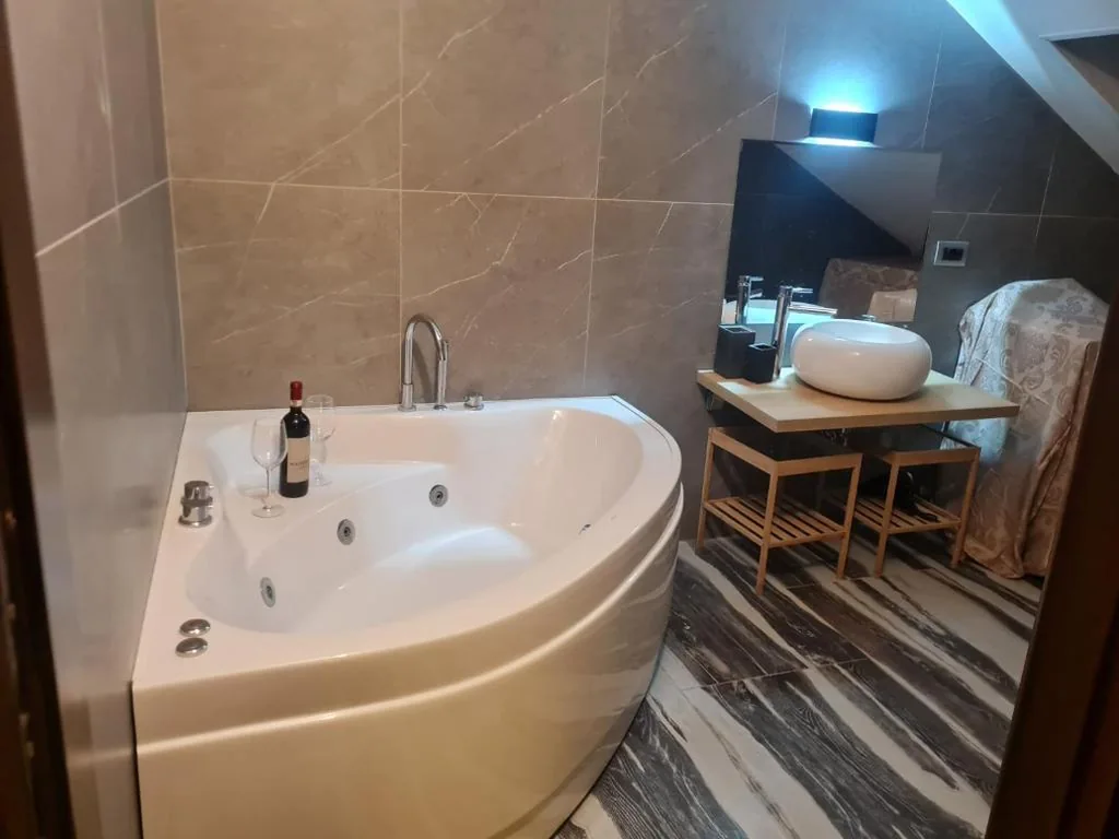 LA SUITE DEL DOGE – Suite Privata con Vasca Idromassaggio e Ingresso Indipendente,Camino e Cromoterapia — foto 3
