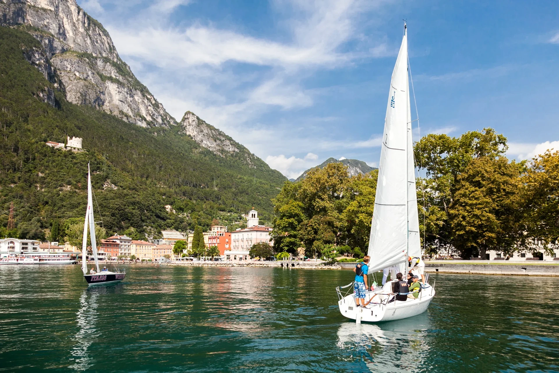 Il lago di Garda trentino con le vele a Riva e Torbole