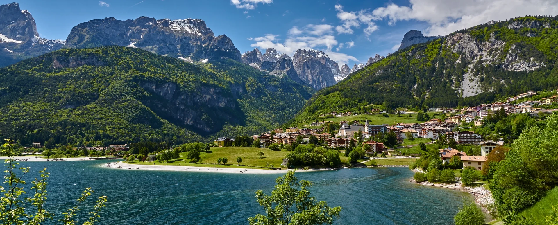 Il lago di Molveno ai piedi delle Dolomiti di Brenta