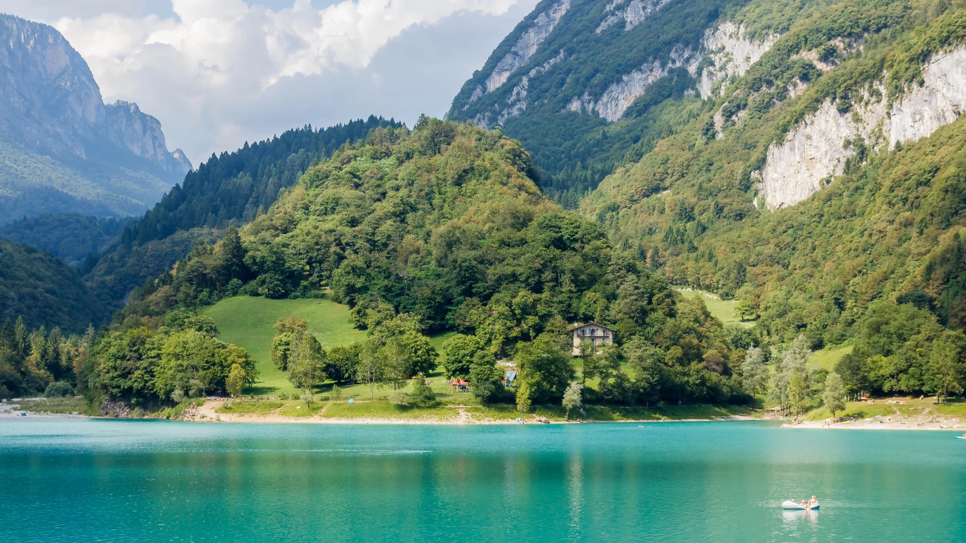 Il lago di Tenno dalle acque turchesi