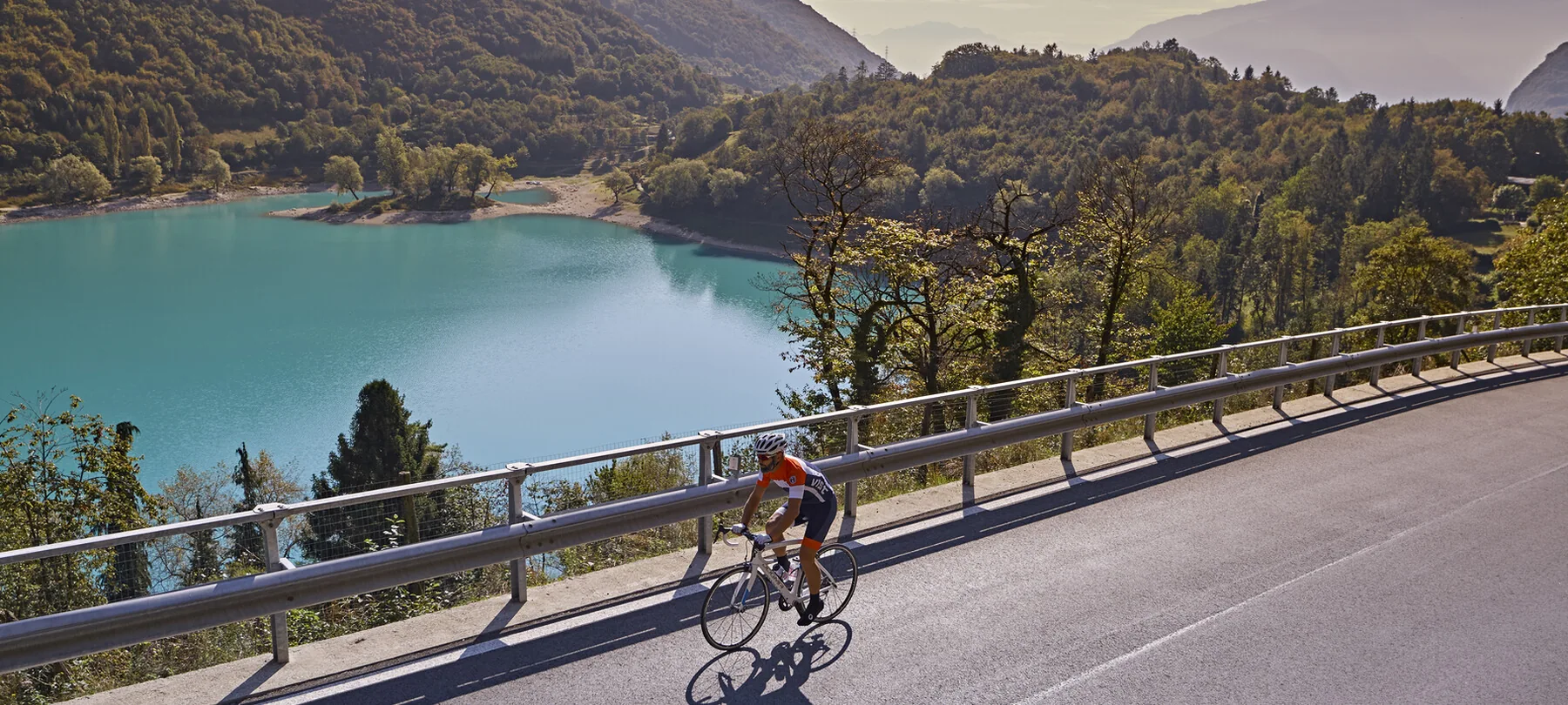 Ciclabile lungo un lago del Trentino in estate