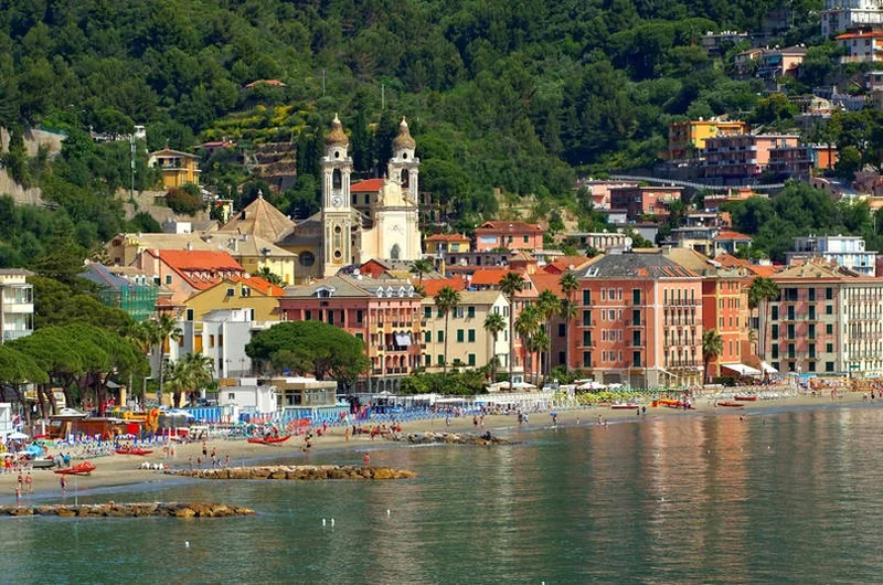 Il borgo di Laigueglia con le case colorate e la spiaggia