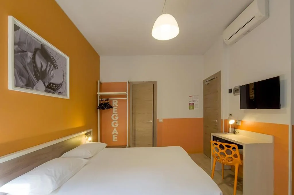Large Comfort Room with One Queen Bed and One Bunk Bed - Non-Smoking — Sure Hotel by Best Western Nologo