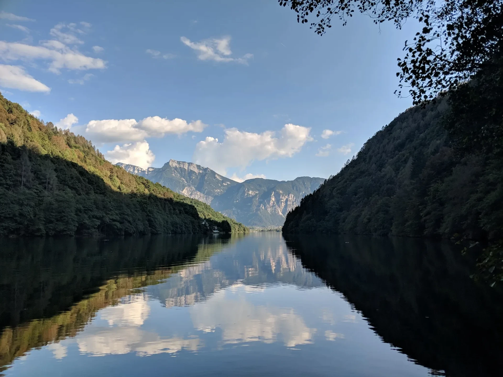 Il lago di Lavarone sull'Alpe Cimbra