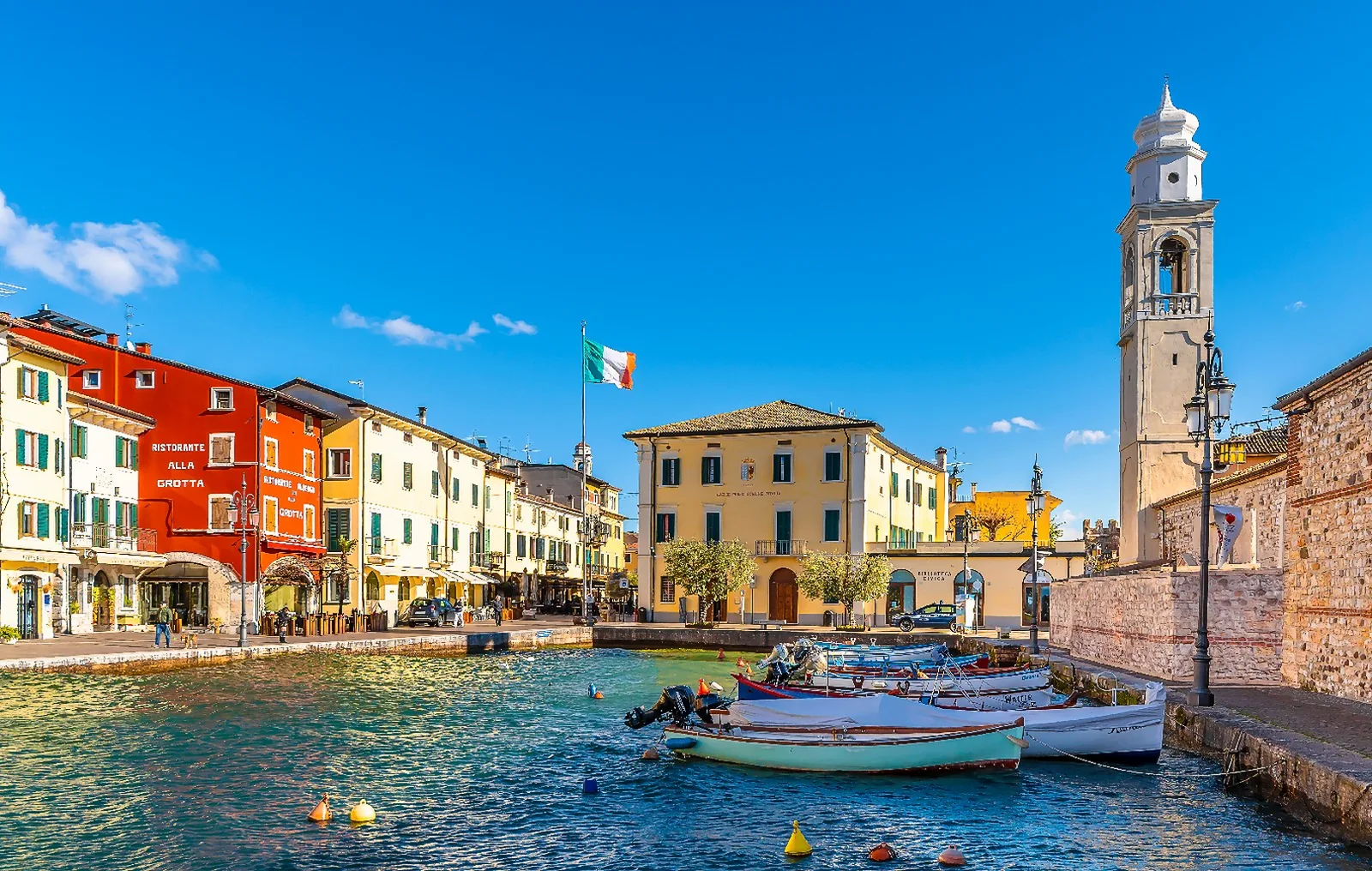 Il porticciolo e le mura scaligere di Lazise sul Lago di Garda