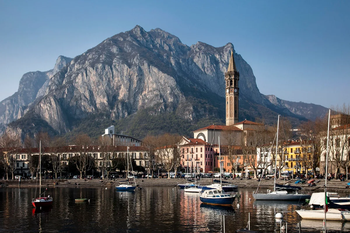 Il lungolago di Lecco con il Resegone sullo sfondo