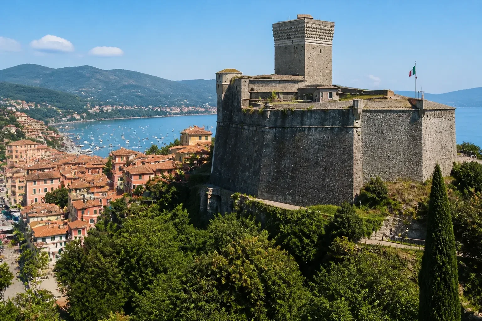 La baia di Lerici con il castello medievale e le barche nel porticciolo