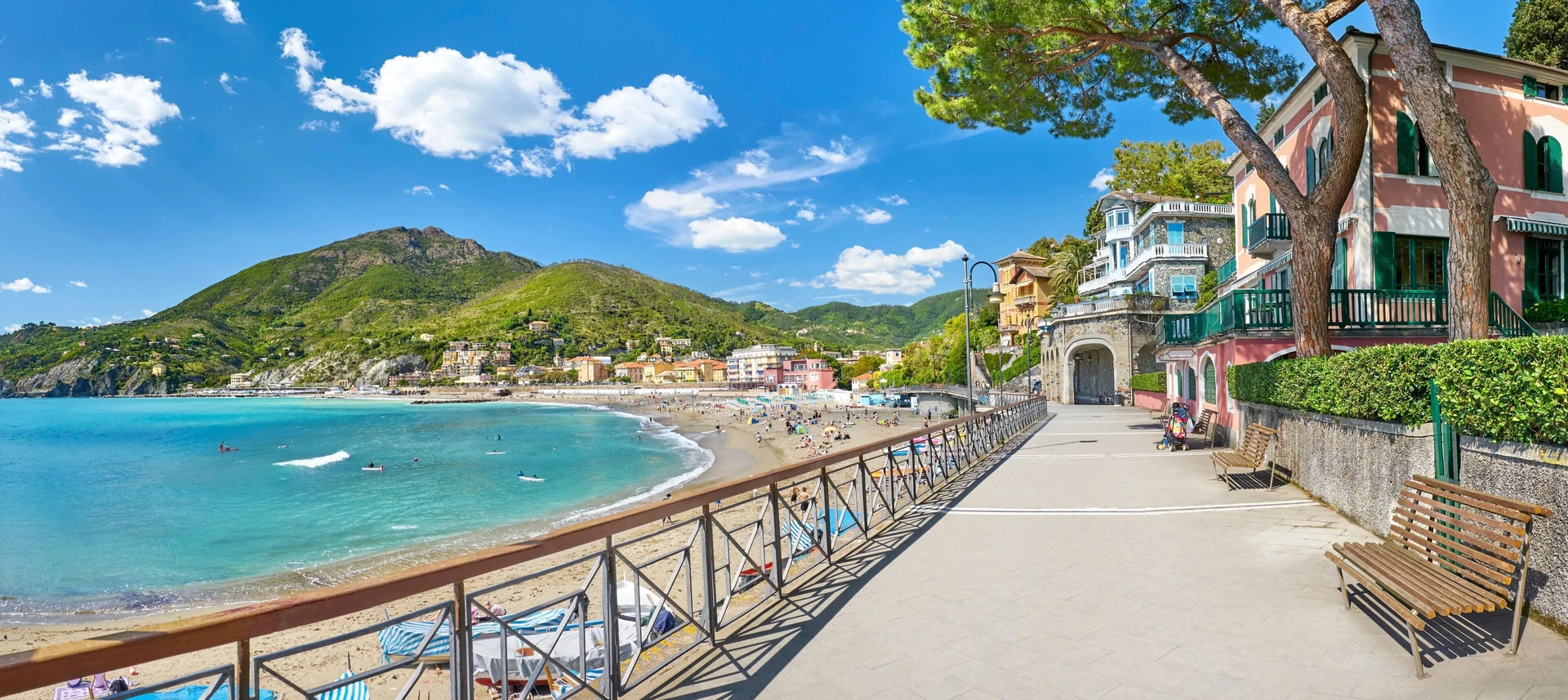 La spiaggia e il borgo di Levanto visti dall'alto, con il mare e le colline
