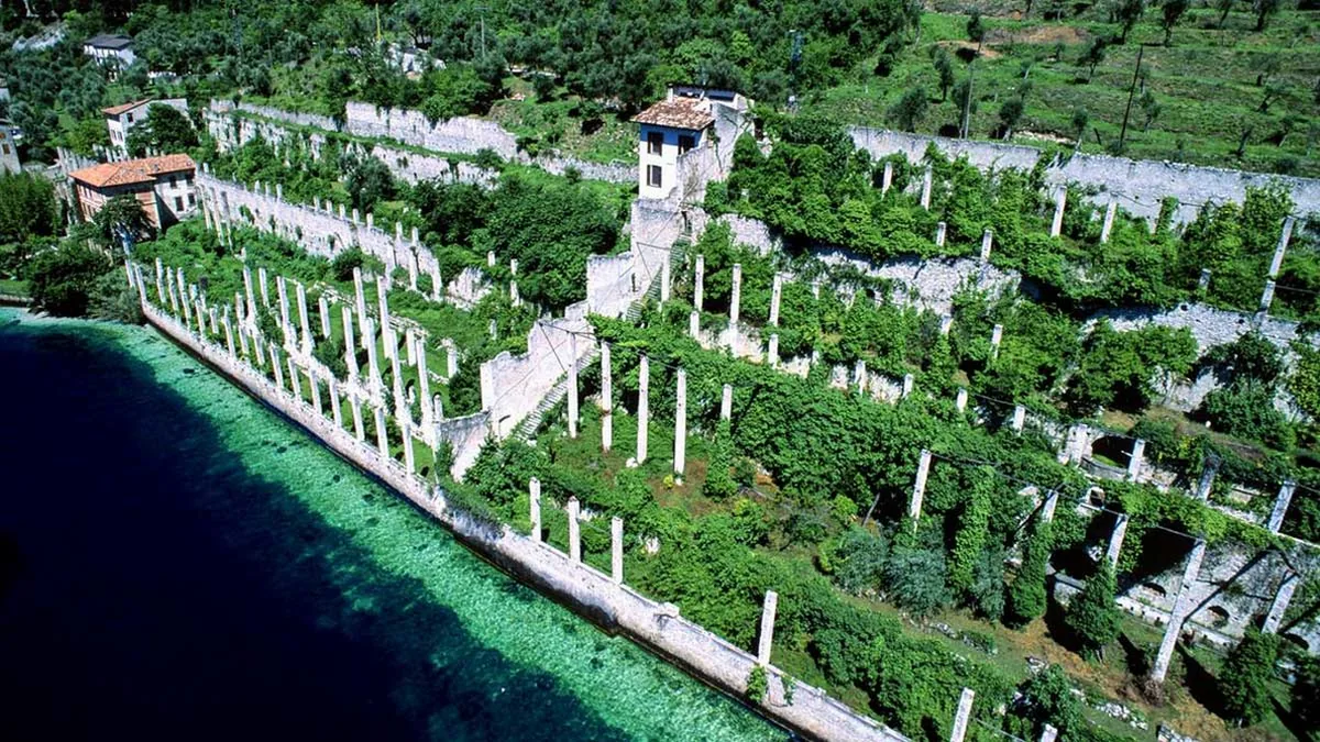 Limone sul Garda con le limonaie e le case affacciate sul lago